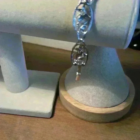 Vintage Avon Silver Rose Pattern Clasp Metal Bracelet - Picture 4 of 6